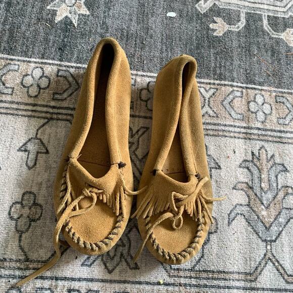 Minnetonka Moccasin Shoes Size 7.5 Tan - Picture 2 of 4